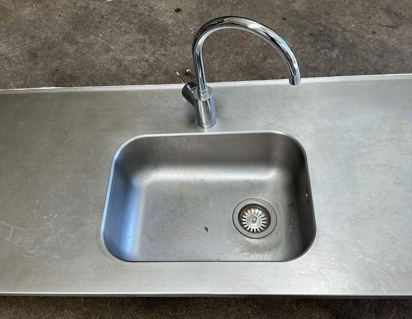 Stålbordsplade med blandingsbatteri