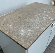 Lille malet 60'er køkken med terrazzoplade