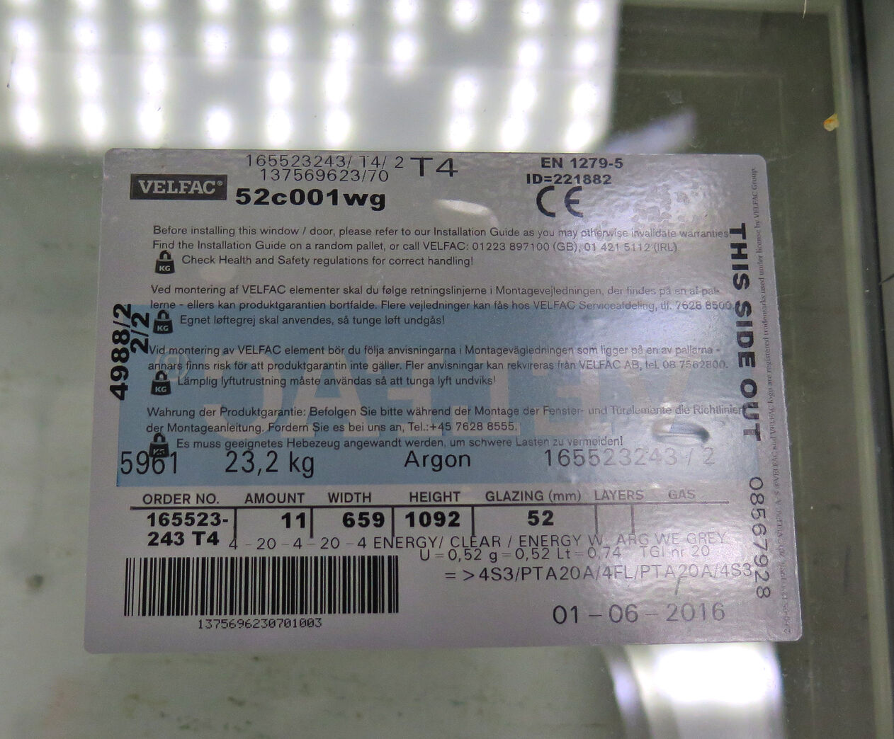 Stort vinduesparti fra Velfac med defekt. Stort vinduesparti fra Velfac med defekt.