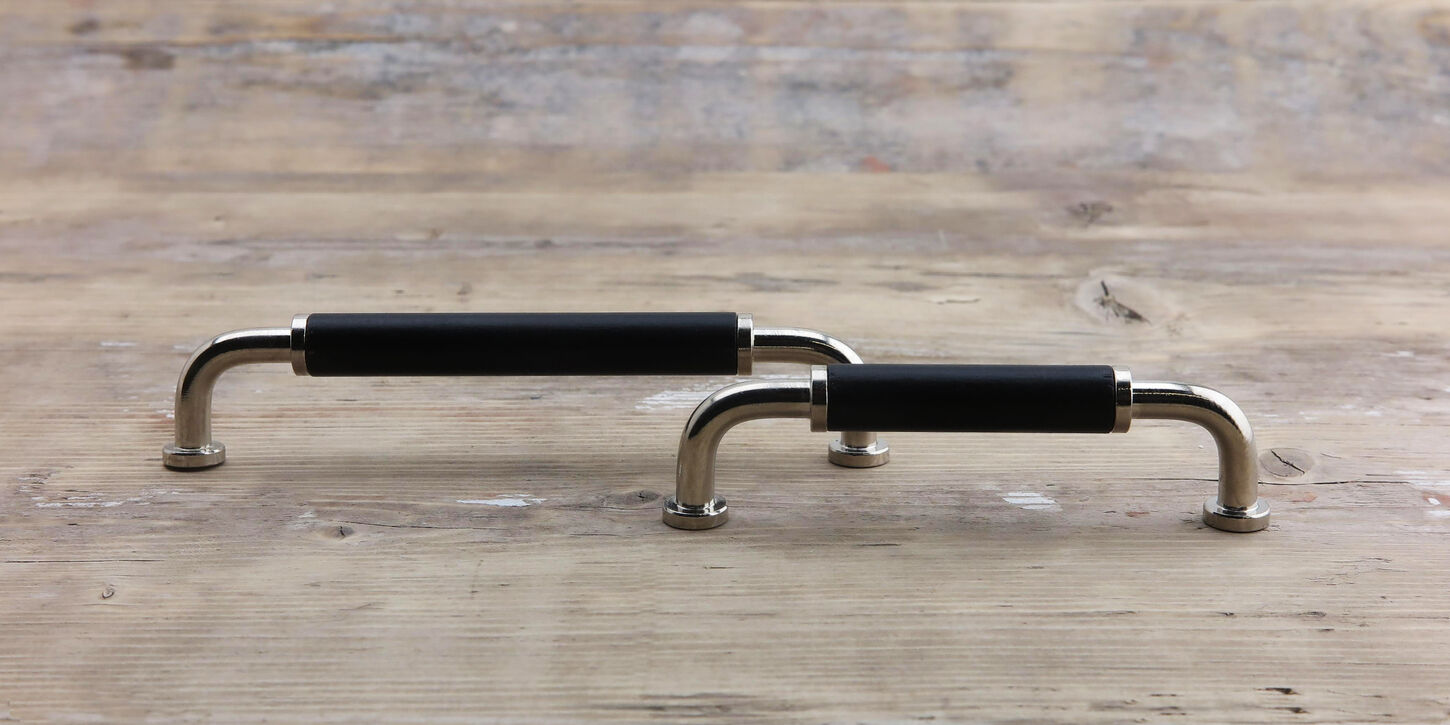 Bøjlegreb med sort indsats 128 mm.