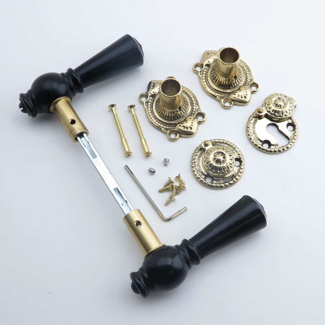 Trægreb til ny dør - knebelgreb i sortlakeret bøg