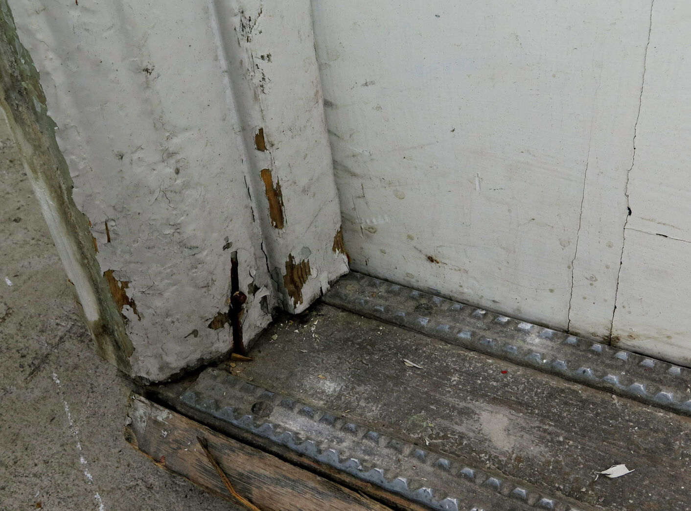 Skoledør med fyldninger og glas.