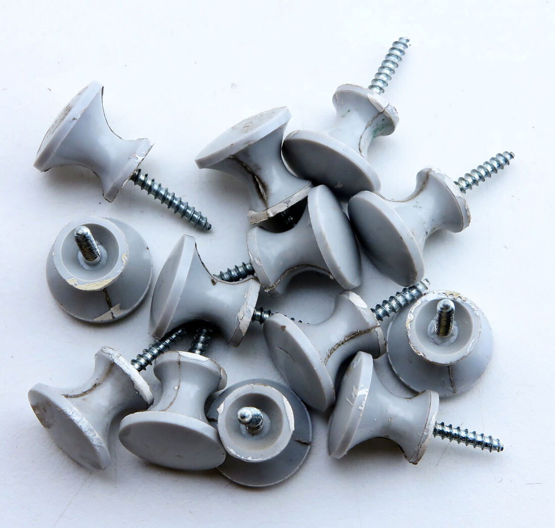 Knop i lys grå kunststof - ø:20 mm.