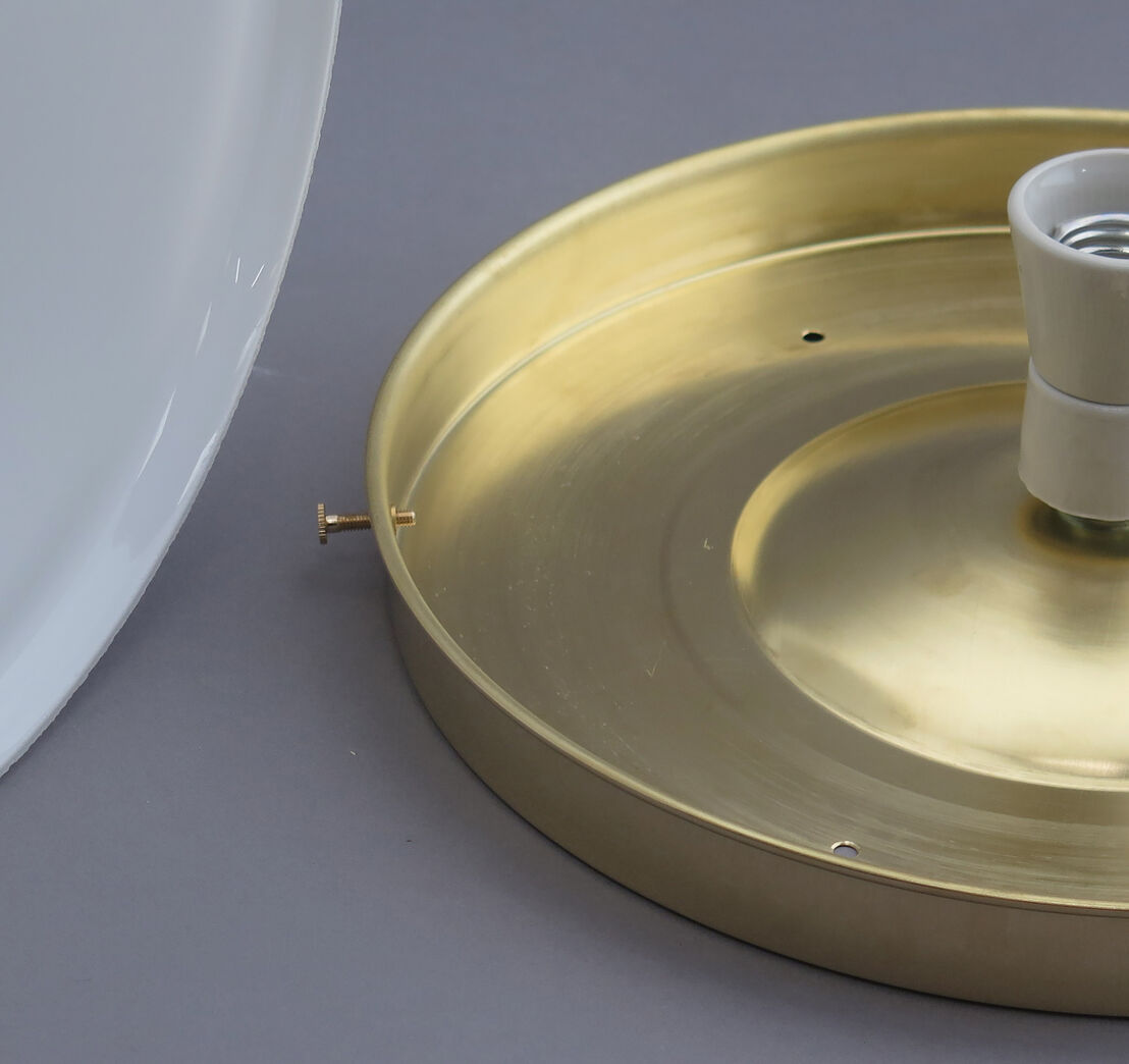 Loftlampe med hvidt opalglas og ophæng i messing