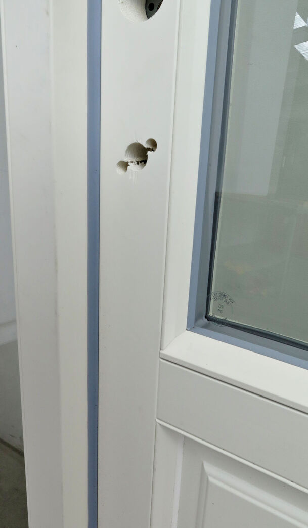 Yderdør med sideparti og buet top vindue