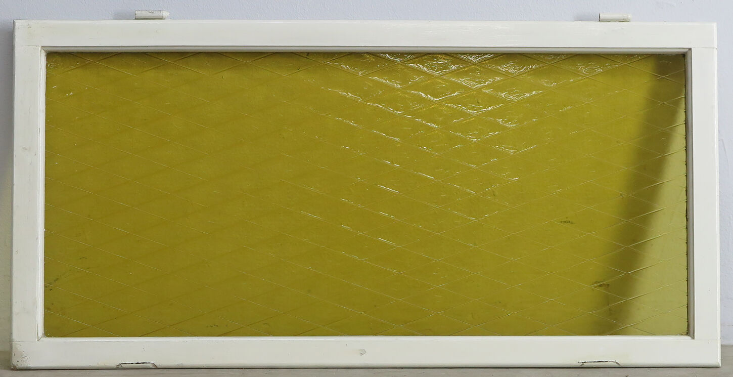 Vinduesramme med gult glas