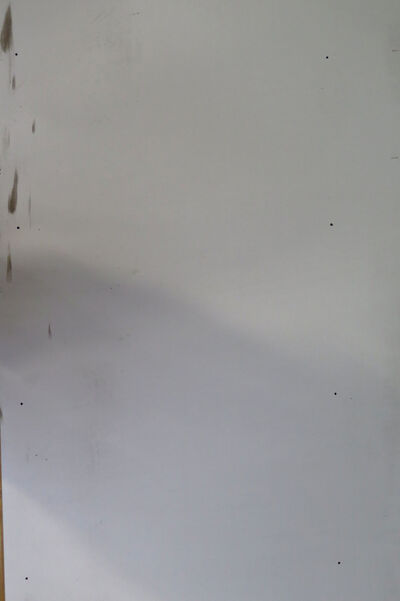 Hvid melamin spånplade med huller