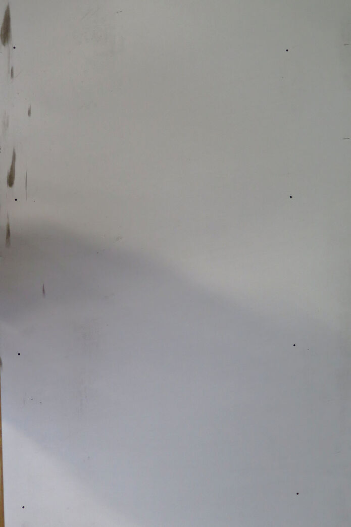 Hvid melamin spånplade med huller