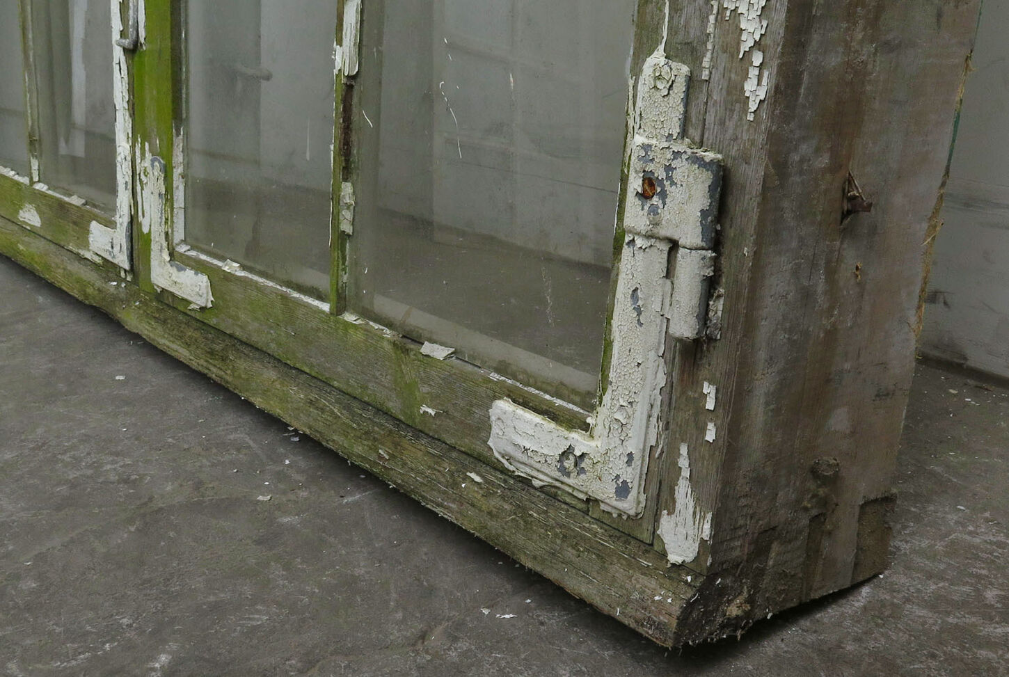 Sprossevindue med kittet enkeltlagsglas