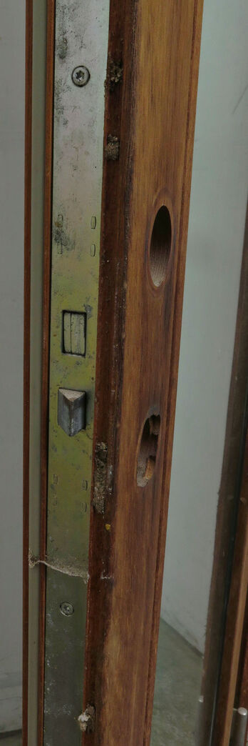 Høj og smal yderdør med glas og karm