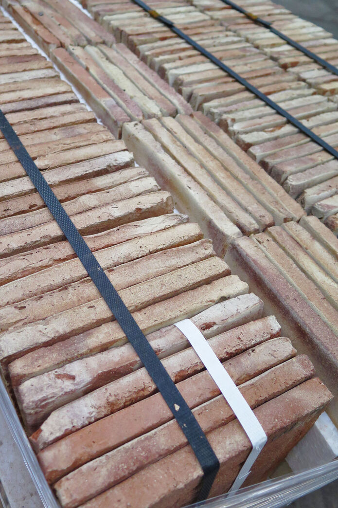 Kvadratiske terracotta gulvtegl i rød/gule nuancer Kvadratiske terracotta gulvtegl i rød/gule nuancer