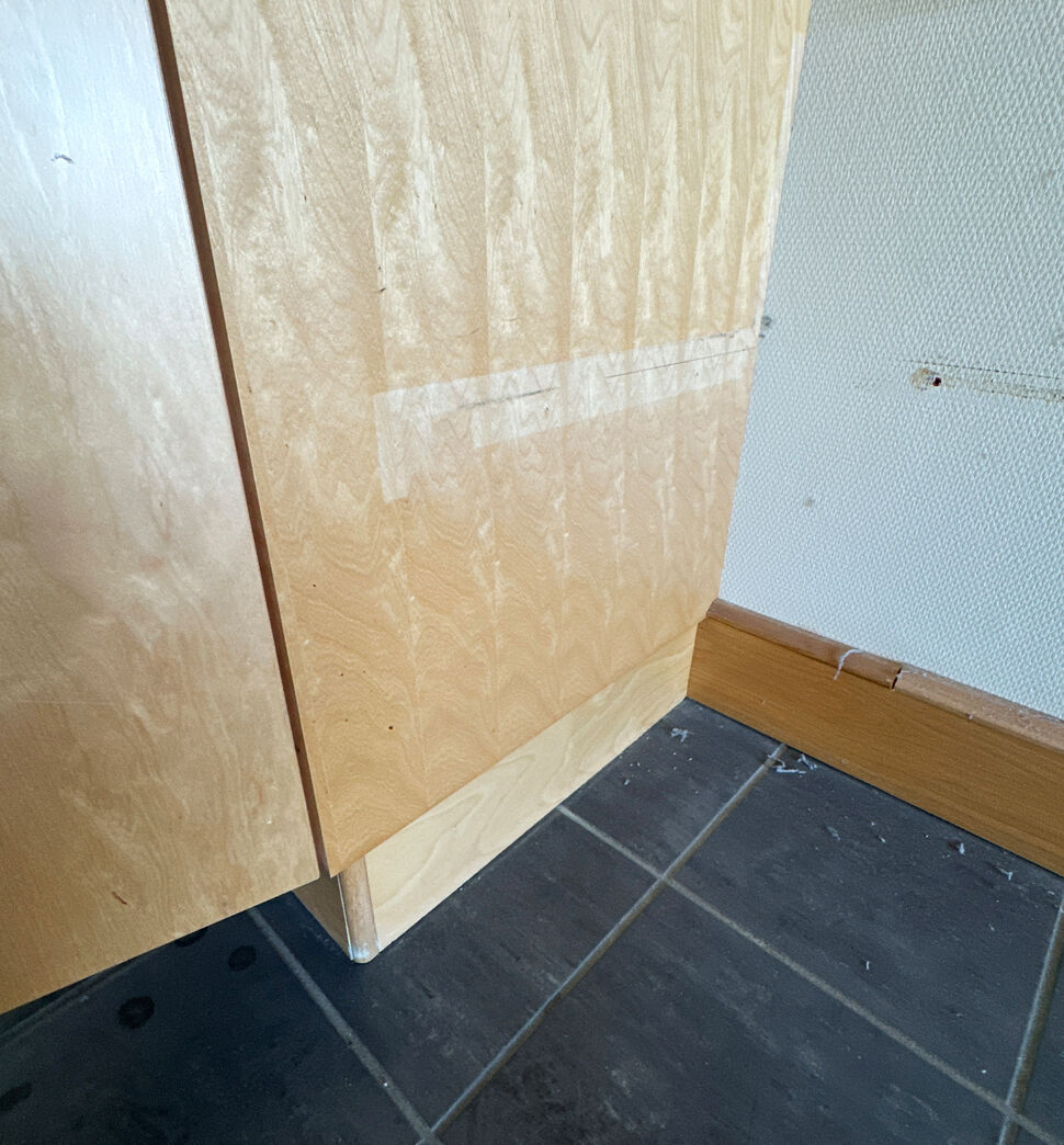 Garderobeskab med foldedøre 100 cm m. skævt hængsel.