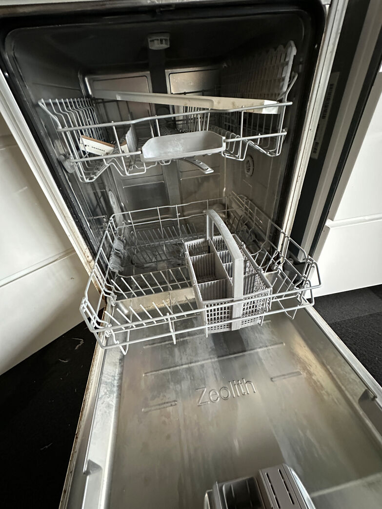 Tekøkken med  køleskab og opvasker