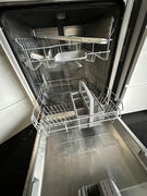 Tekøkken med  køleskab og opvasker