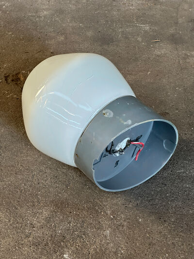 Væglampe med glaskuppel fra Vollsmose