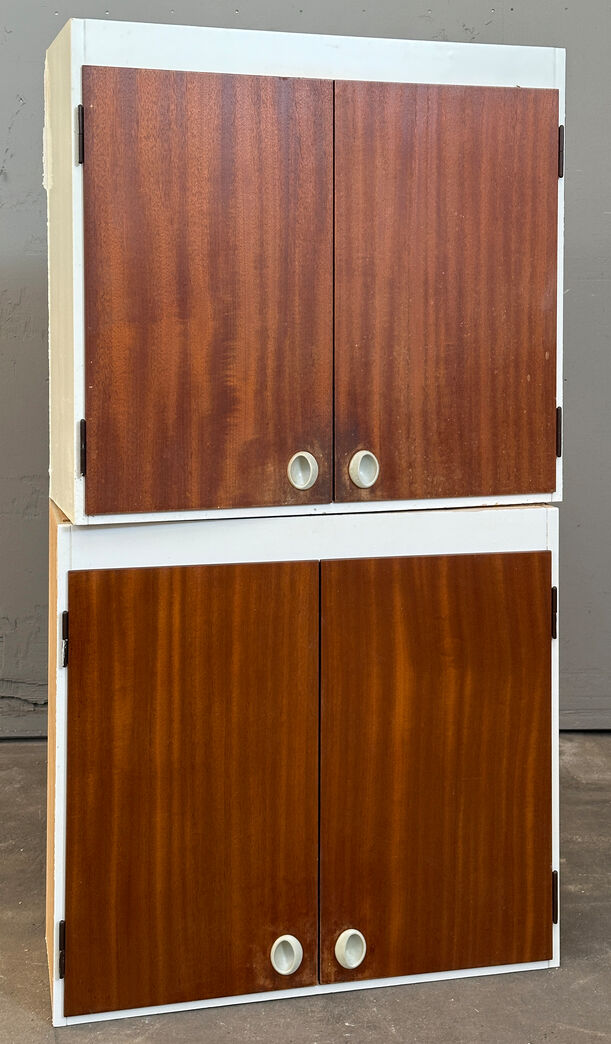 Overskab med overfalsede låger