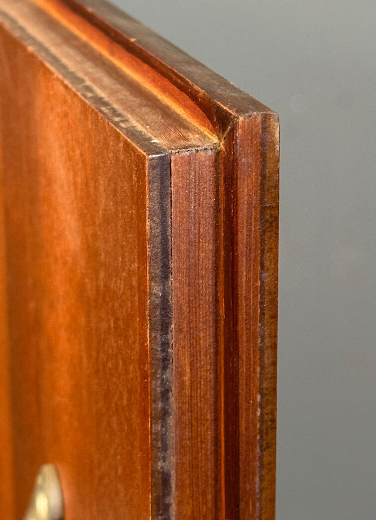 Garderobe/kosteskab med overfalset låge v.h.