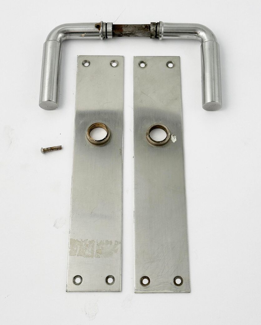 Kort stålgreb med langskilt.