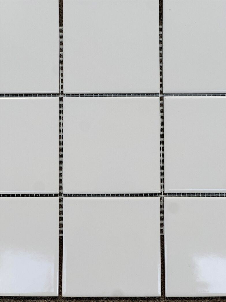 1 m2 grå/hvide vægflise 10x10 cm