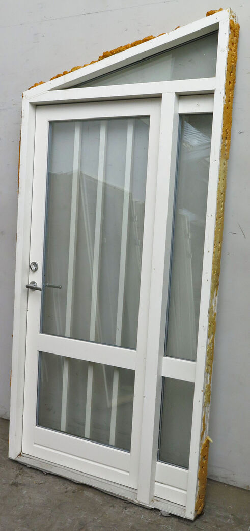 Facadedør med sideparti og skråt overstykke