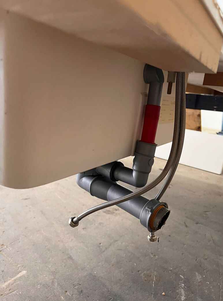 Corian bordplade med vask og hylder Corian bordplade med vask og hylder