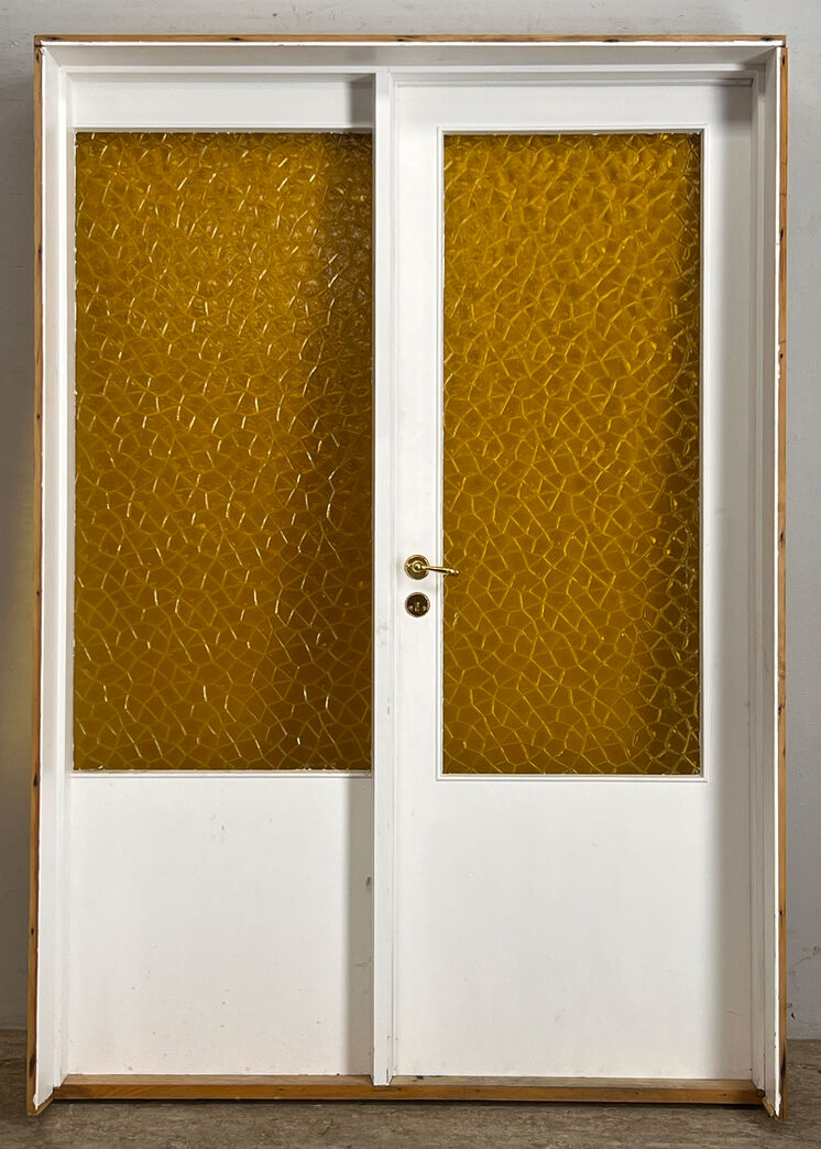 Dør med gult glas og sideparti