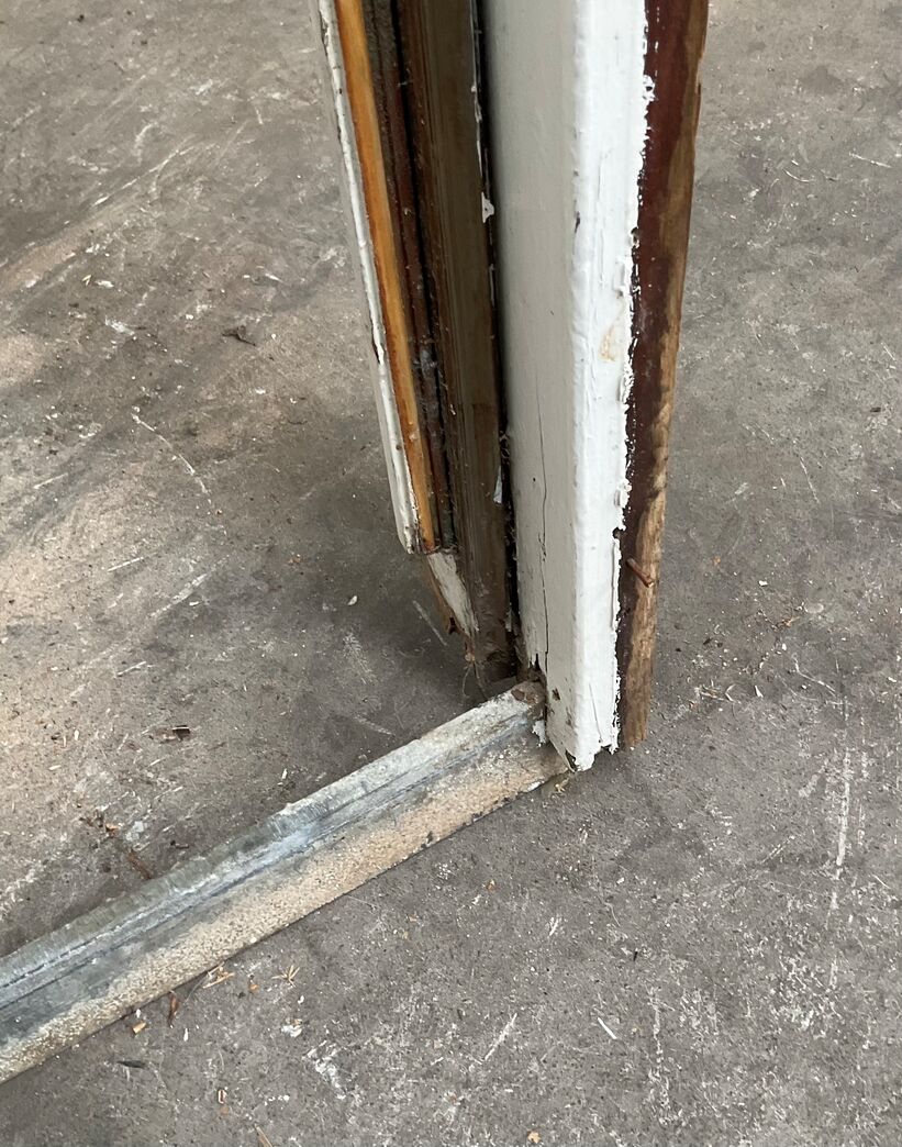 Yderdør med matteret glas.