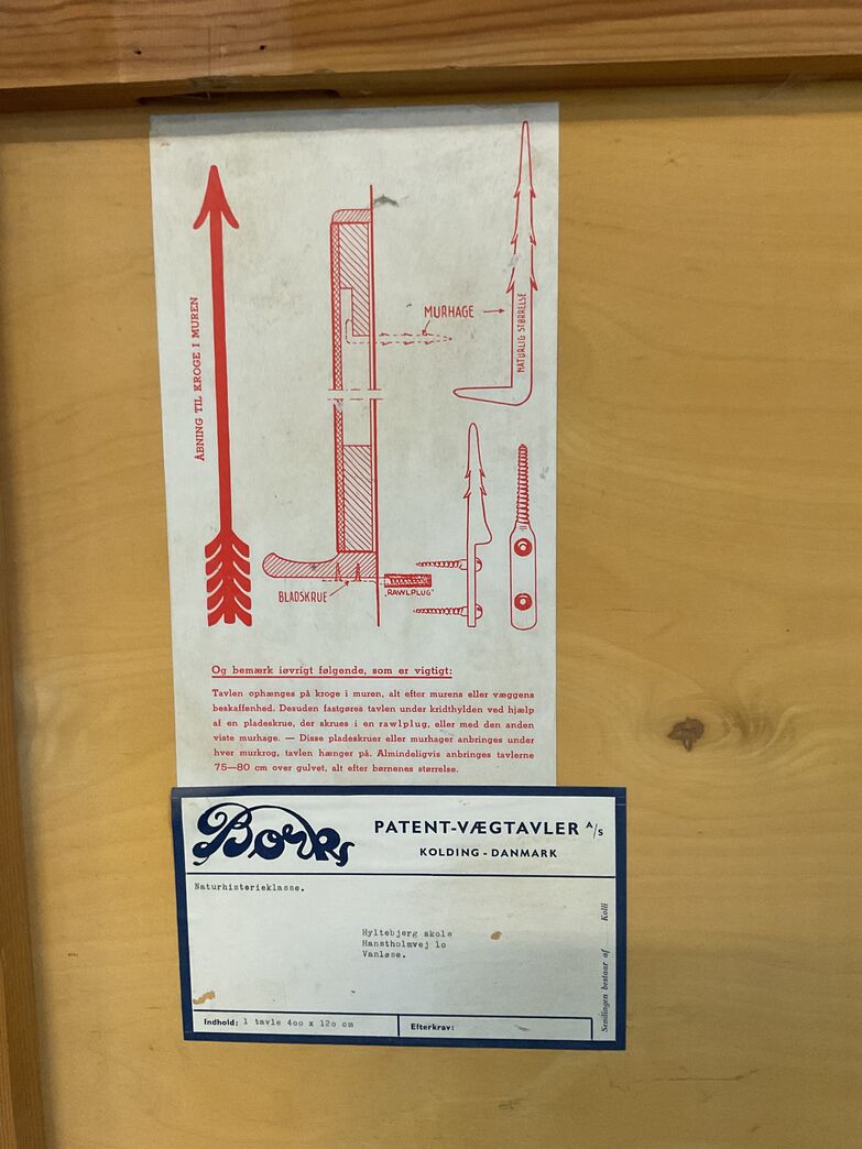 Gammel skoletavle 400x120 cm.