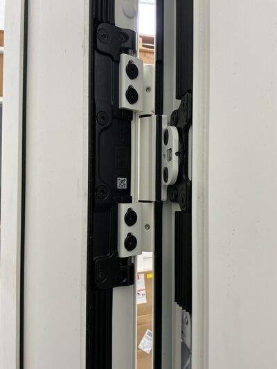 Yderdør med glas og elektrisk låsesystem