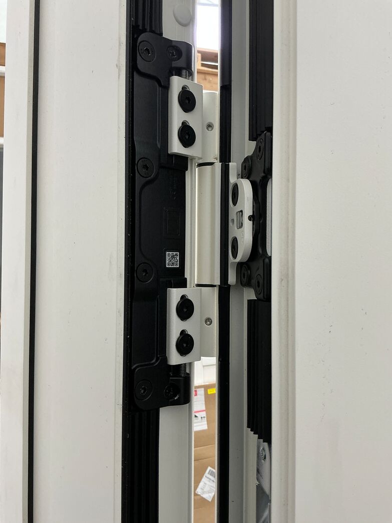 Yderdør med glas og elektrisk låsesystem