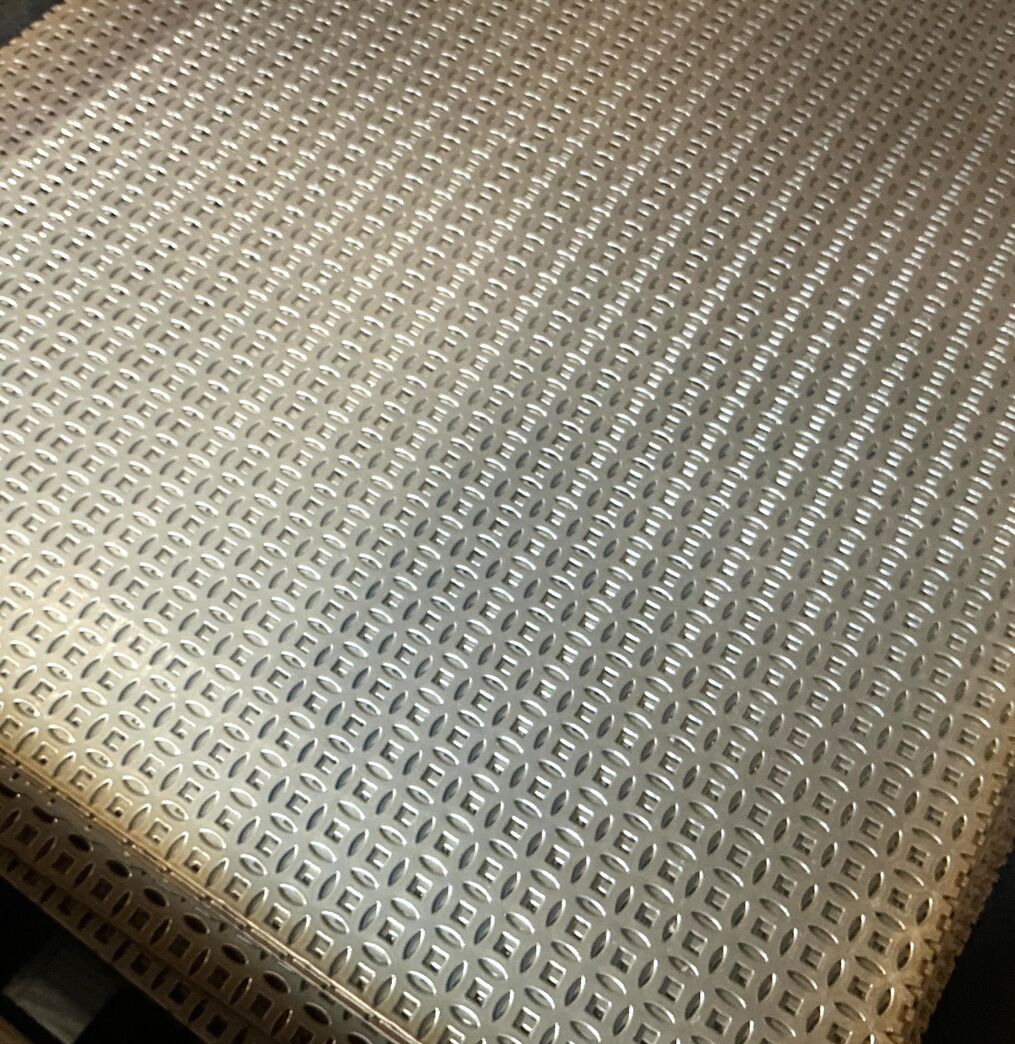 Perforeret metalplade