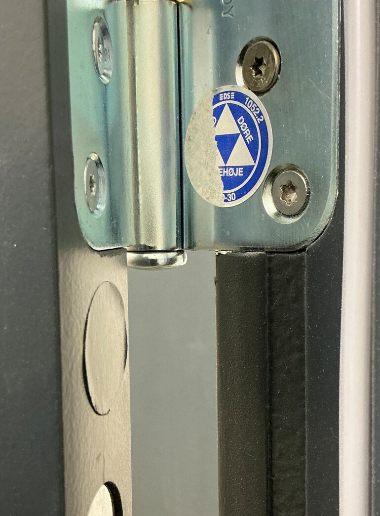 Trehøje branddør BD30 M10 med karm