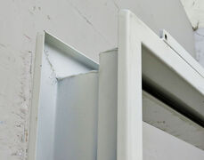 Smal BS60 ståldør med karm hh.