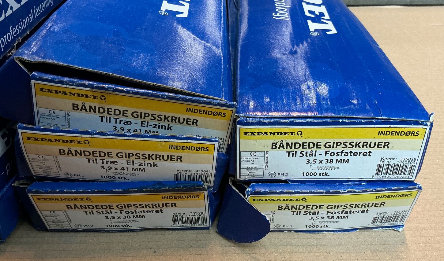 Diverse skruer og skudsøm