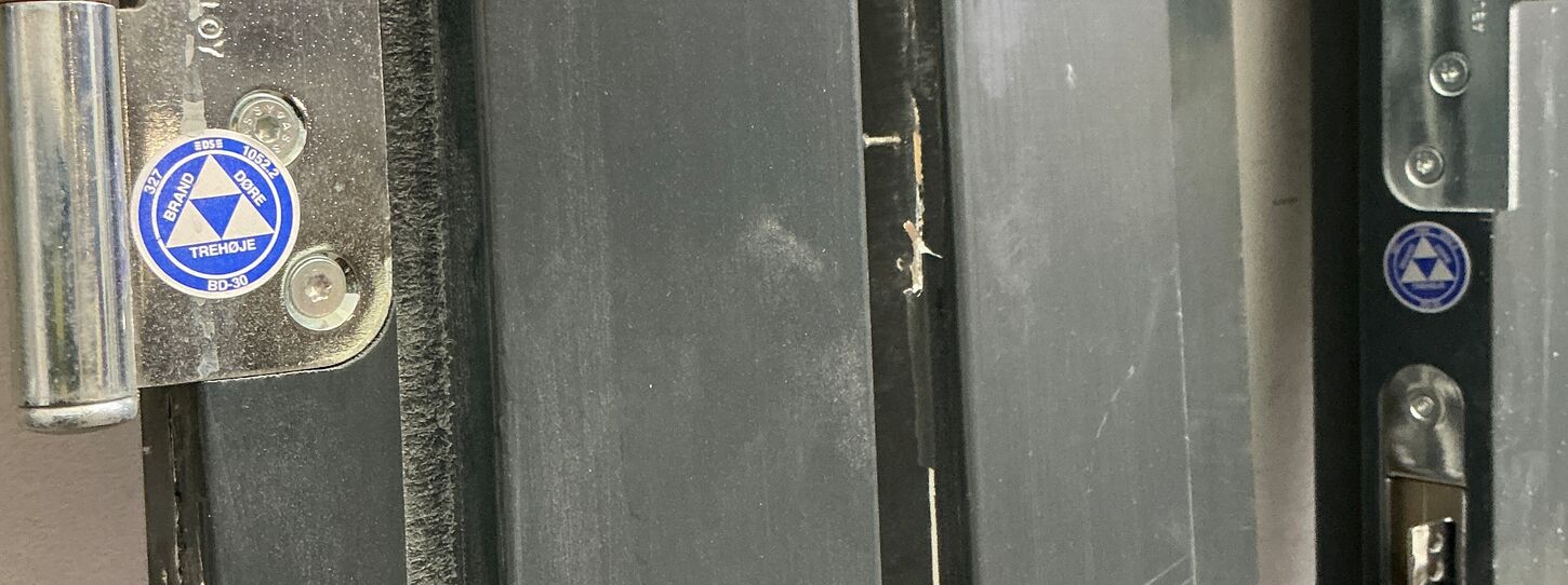 BD30 dobbelt branddør med glas og karm