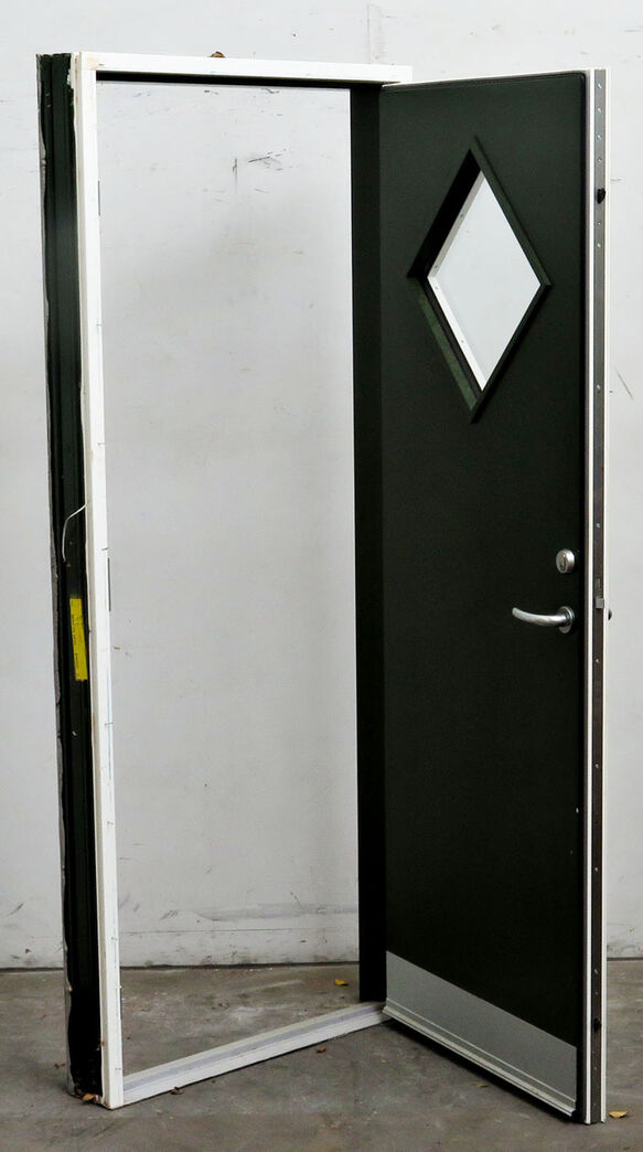 Grøn yderdør med karm