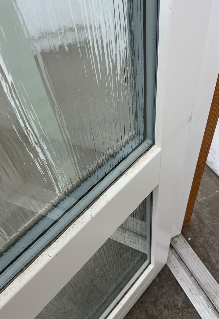 Hvid yderdør med matteret glas