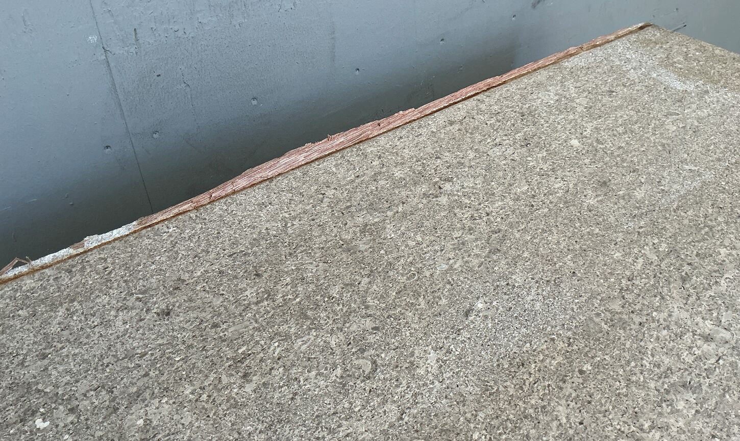 Lille malet 60'er køkken med terrazzoplade.