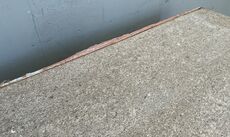 Lille malet 60'er køkken med terrazzoplade.