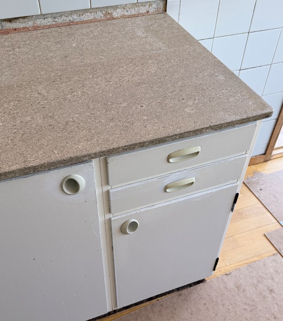 Lille malet 60'er køkken med terrazzoplade.