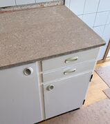 Lille malet 60'er køkken med terrazzoplade.