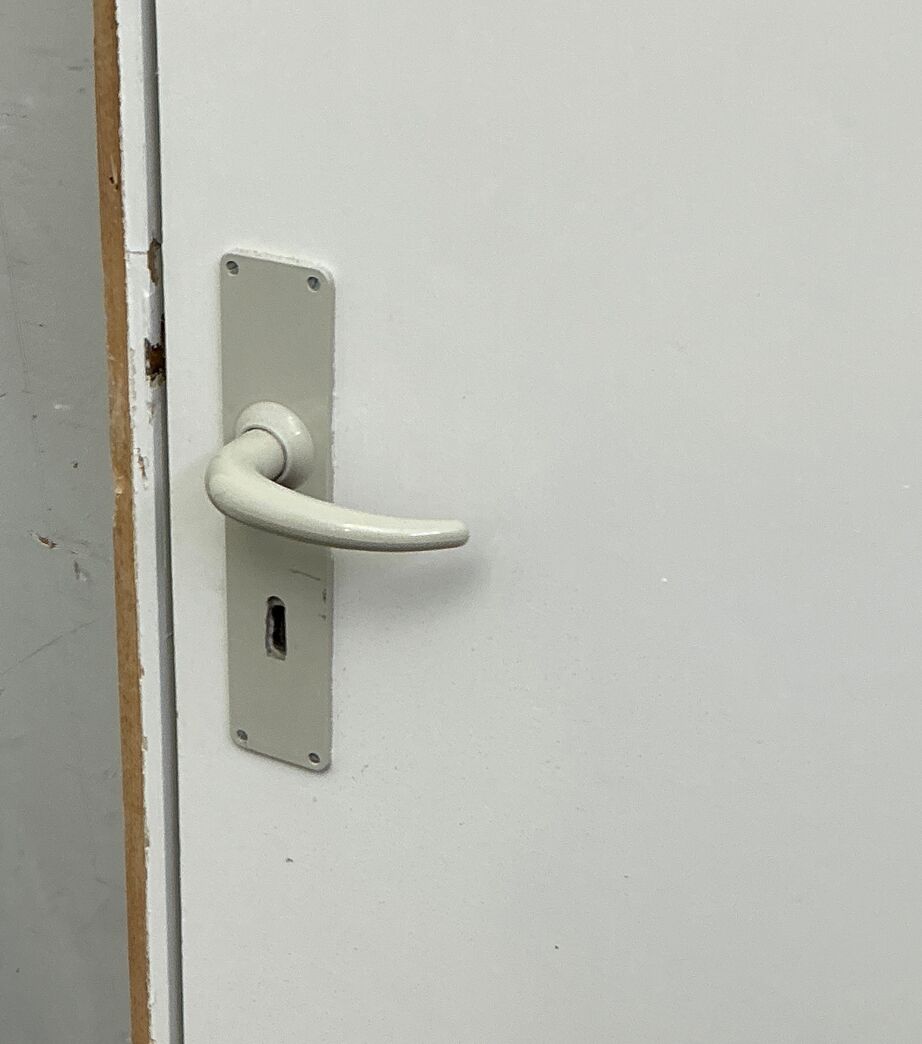 Indvendig celledør med karm