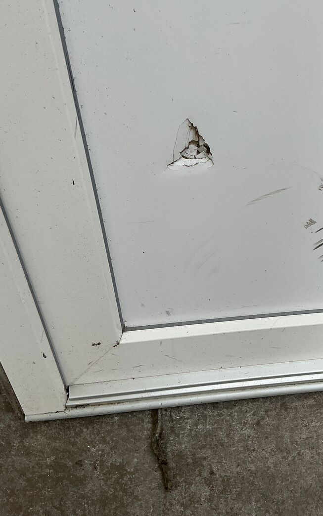 Nyere plast facadedør m/skade